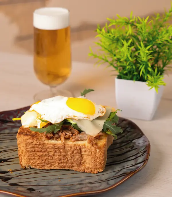 Barco de Sal Barco de Sal. Pan brioche con cerdo deshilachado y huevo. Restaurante Barco de Sal