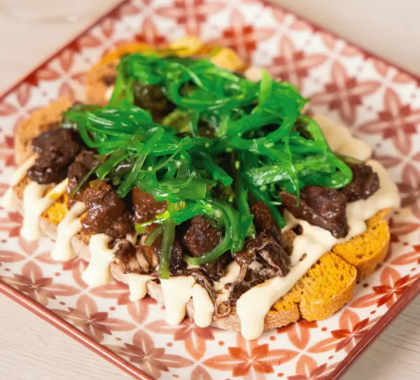 Tosta Mediterránea Tosta mediterránea de atún rojo, sojamayo y alga wakame. Restaurante Barco de Sal. Las mejores tapas de Torrevieja.